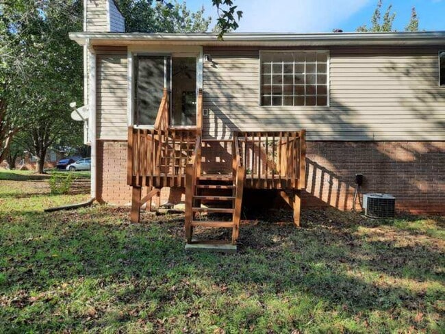 Building Photo - Large 3 Bedroom 2 Bath Ranch with Basement...