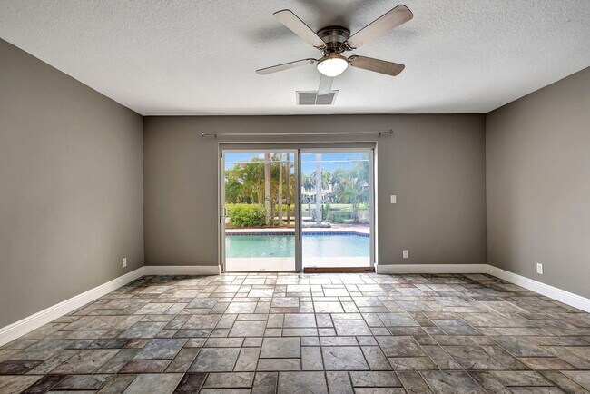 Building Photo - 1402 Cormorant Rd