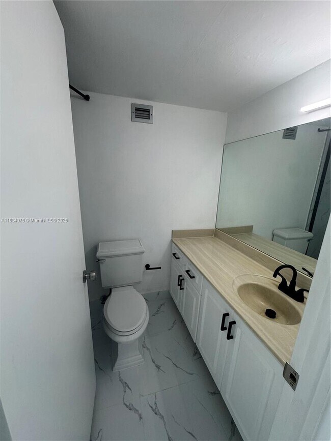 Building Photo - 6039 Collins Ave