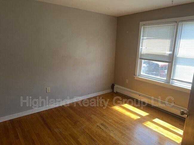 Building Photo - 2515 Woodlawn St