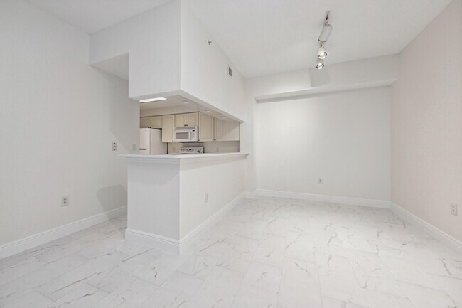 Building Photo - 3021 Alcazar Pl