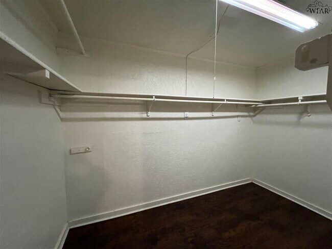 Building Photo - 1030 Wesley Dr