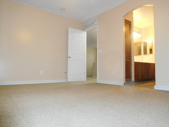 Building Photo - Amazing 4 bedrooms, 3 bathrooms house in P...