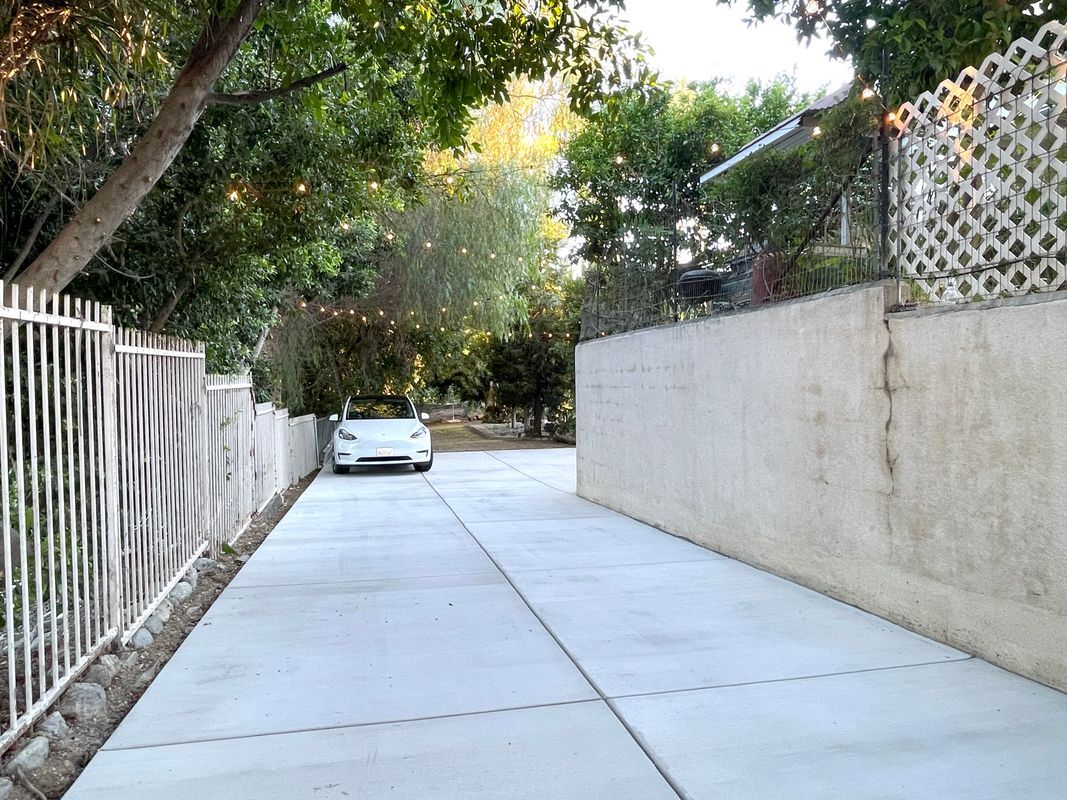 Building Photo - 3141 Hillview Dr N