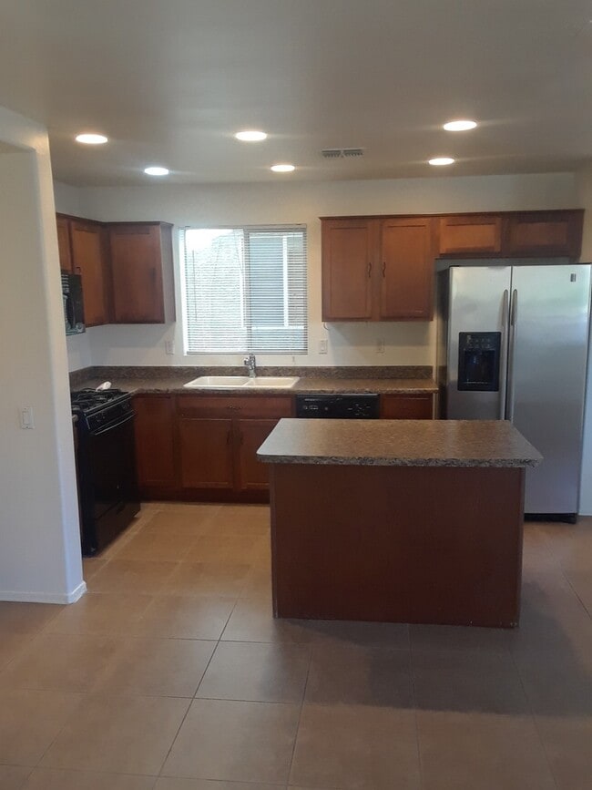 Building Photo - 3 Bedroom - 2.5 Bath - 1605 Sq Ft - Rancho Sahuarita Community - Sahuarita