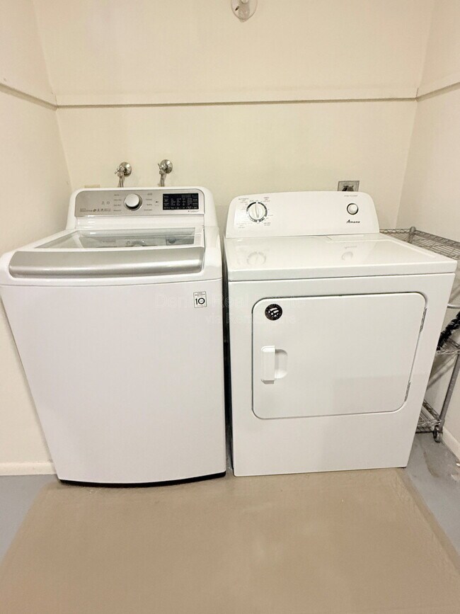 Building Photo - 4536 E Cheyenne Dr