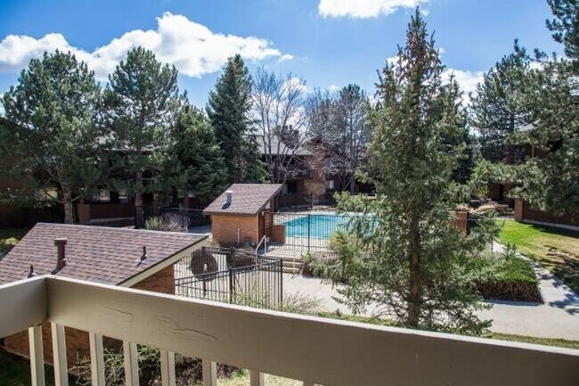 Building Photo - Beautifully Renovated, Top Floor, 2 Bedroom 2 Bath East Boulder Condo for Rent!