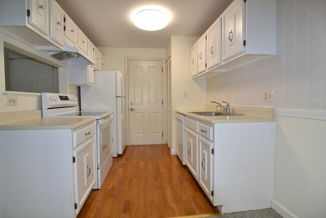 Building Photo - 7 Thoreau Ct