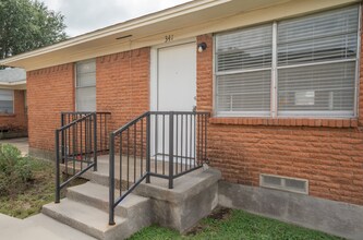 Building Photo - Freshly Renovated 3-Bedroom Duplex