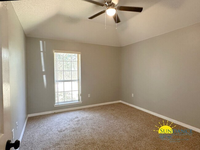 Building Photo - Stunning 3 Bedroom Home in Navarre