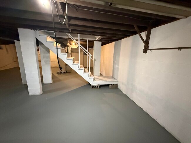 Building Photo - 2111 Old Paris Rd