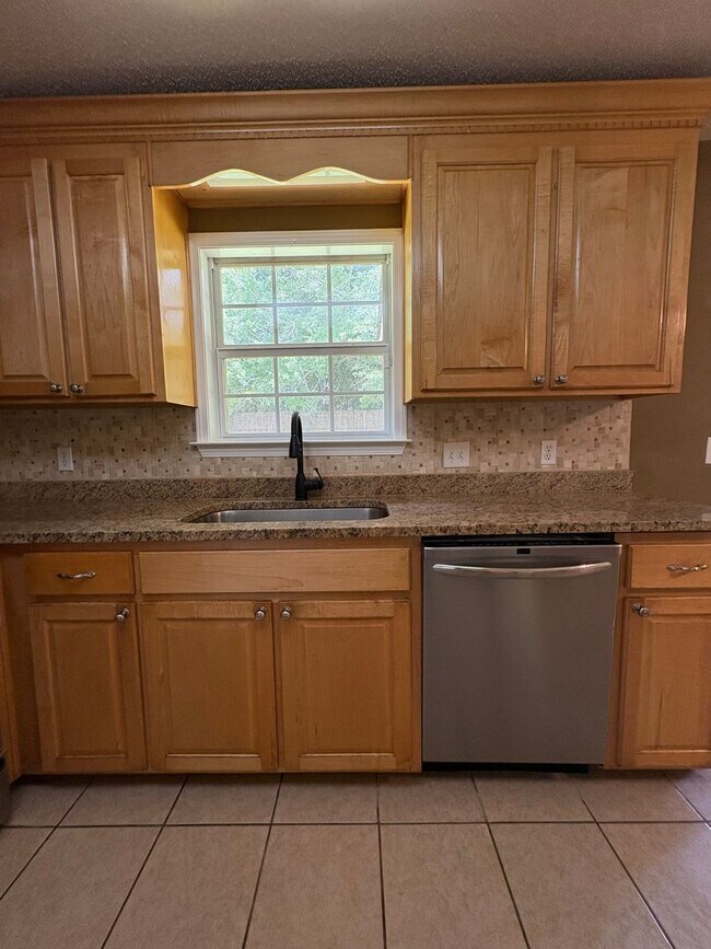 Building Photo - Hampton Place!