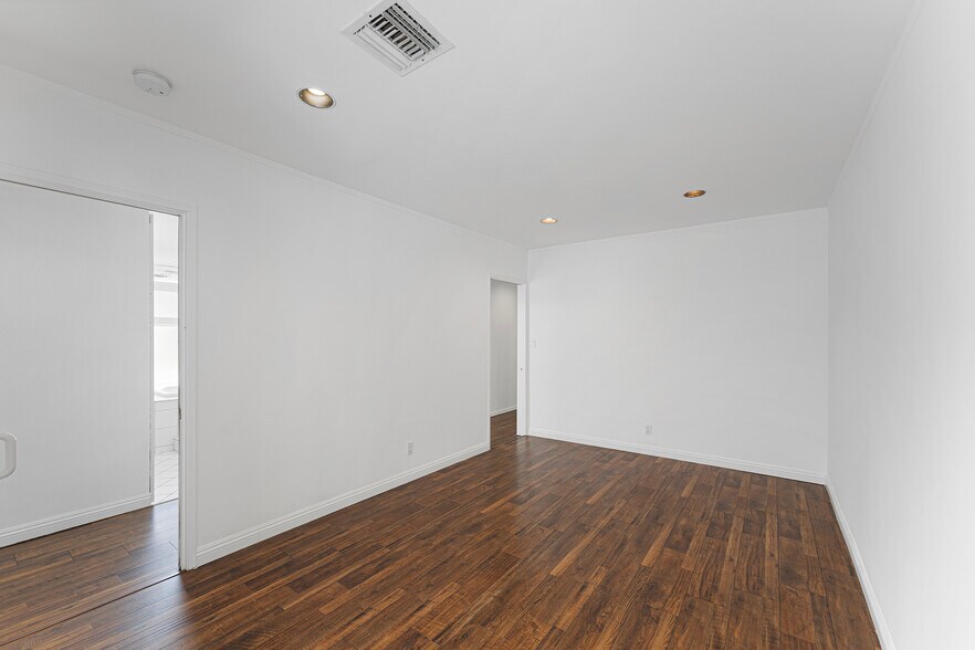 Building Photo - 332 S Crescent Dr