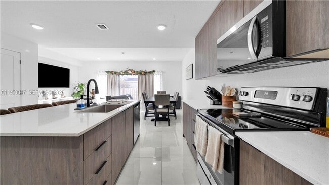 Building Photo - 417 NW 13 Ct