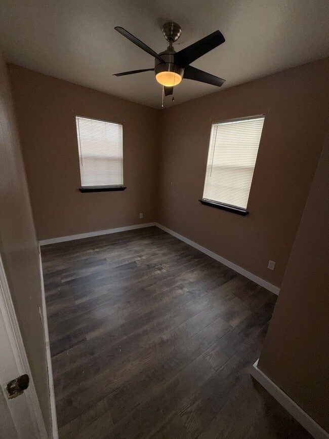Building Photo - Charming 3-bedroom, 1-bath home is conveniently located with quick access to grocery stores, rest...