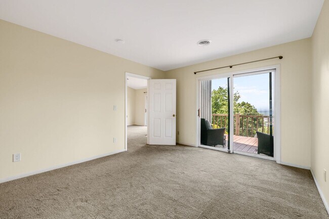 Building Photo - 2-Bedroom, 2-Bathroom Condo with Stunning Downtown Views