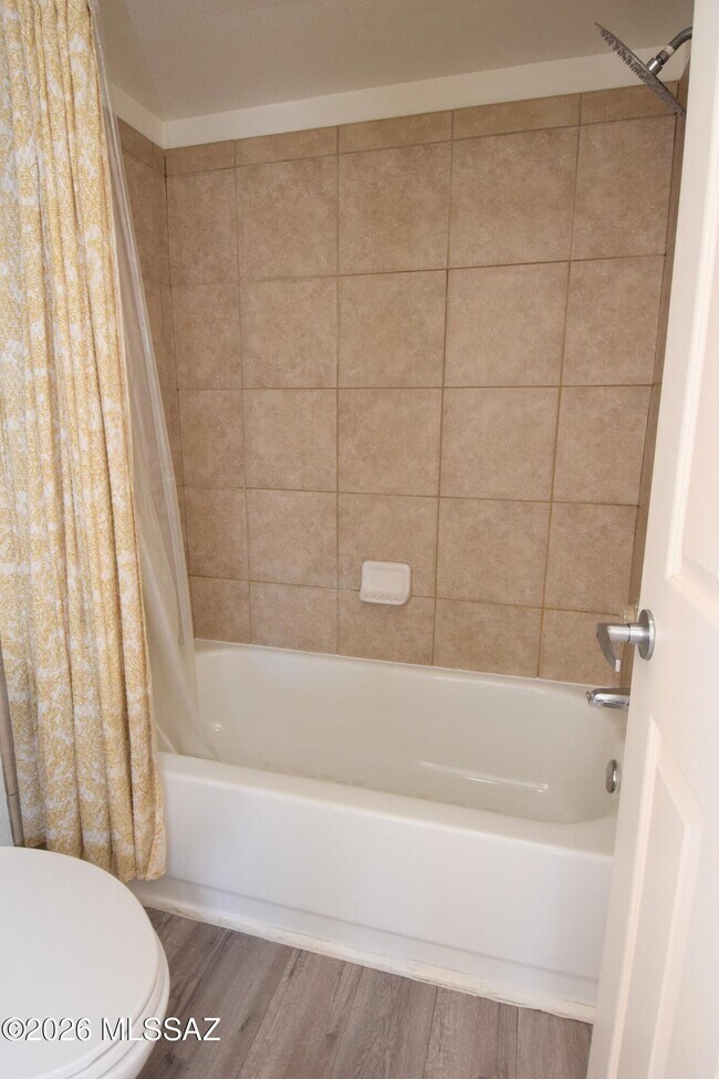 Building Photo - 5855 N Kolb Rd