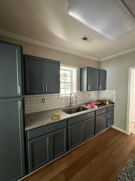 Building Photo - 530 Oakwood Ave