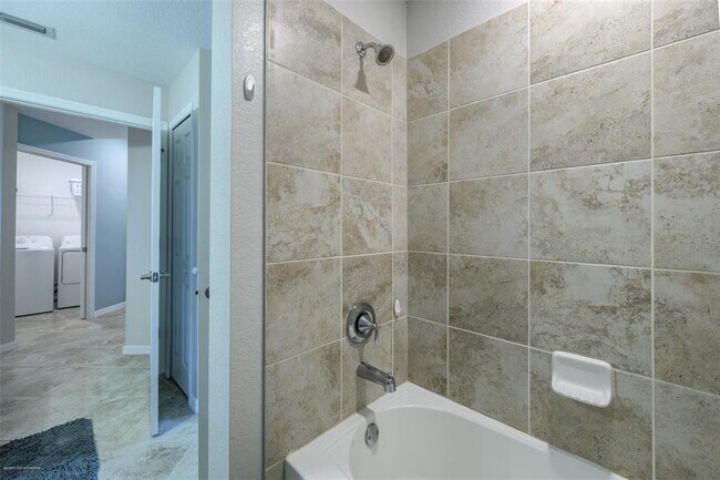 Building Photo - 14061 Heritage Landing Blvd