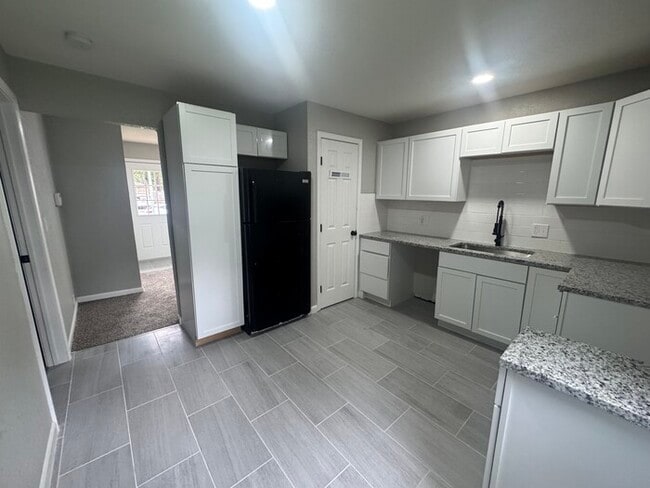 Building Photo - Spacious & Bright 3-Bed, 2-Bath Home in Fa...