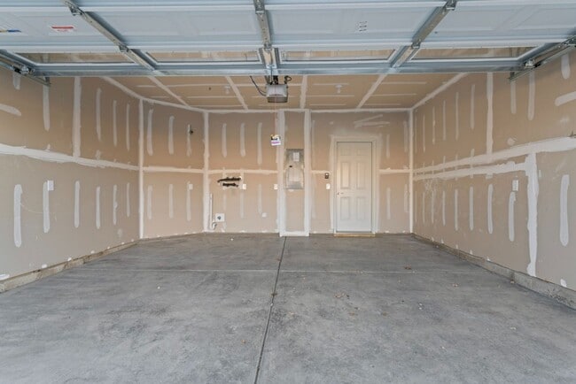 Building Photo - Luxury Townhome, Fishers Schools, Minutes from Shopping, Restaurants, and City Parks!