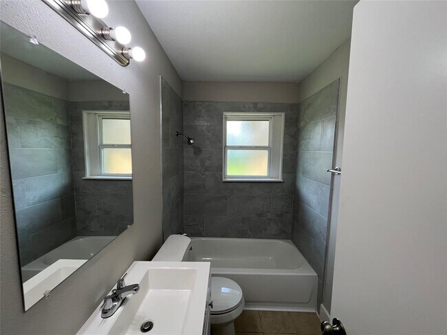 Building Photo - 408 Bluebell St