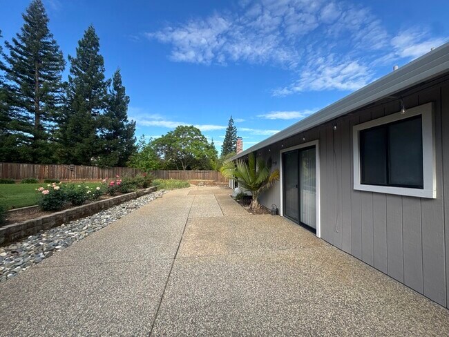 Building Photo - Stunning 3 bedroom 2.5 bathroom home in Folsom with large backyard