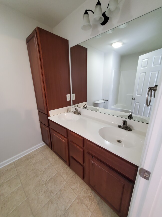 Master bath - 64 Amersham Ln