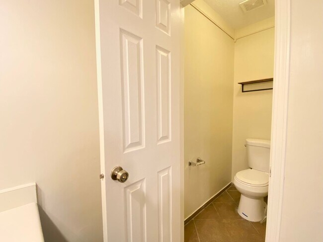 Building Photo - Spacious Home in Vista Primera
