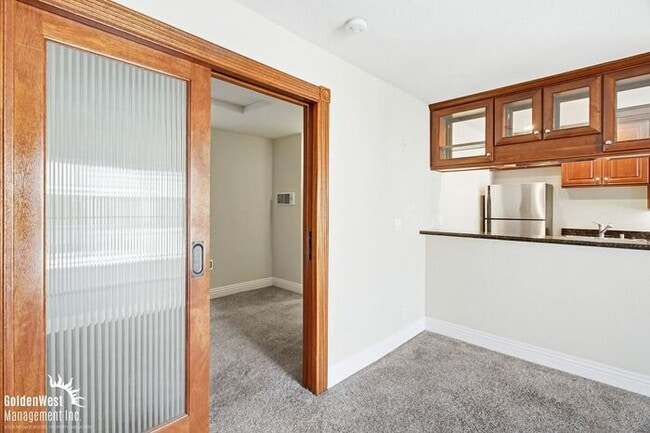 Building Photo - Cozy 1Bdm 1Ba Top-Floor Condo with Community Pool in La Jolla!