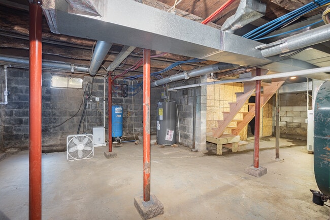 Building Photo - 1645 Roundtop Rd