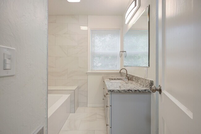 Building Photo - 821 NW 48th St