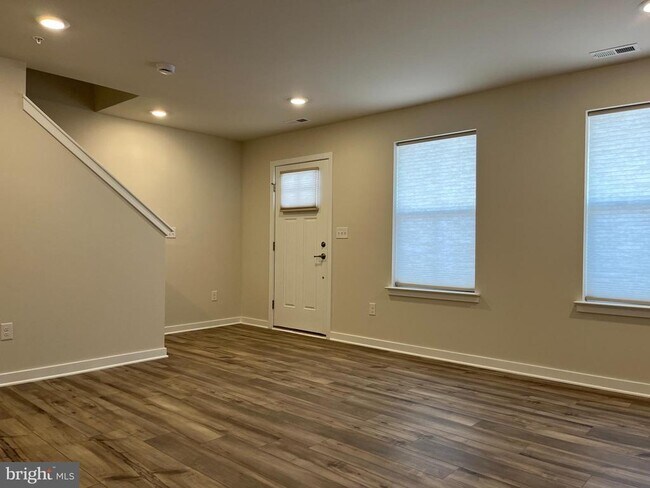 Building Photo - 37 E Front St