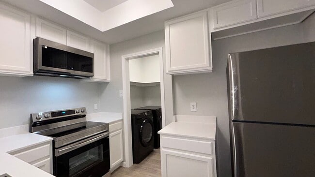 Building Photo - Ready for immediate move in!