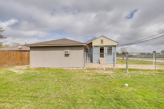 Building Photo - 13034 Emporia St