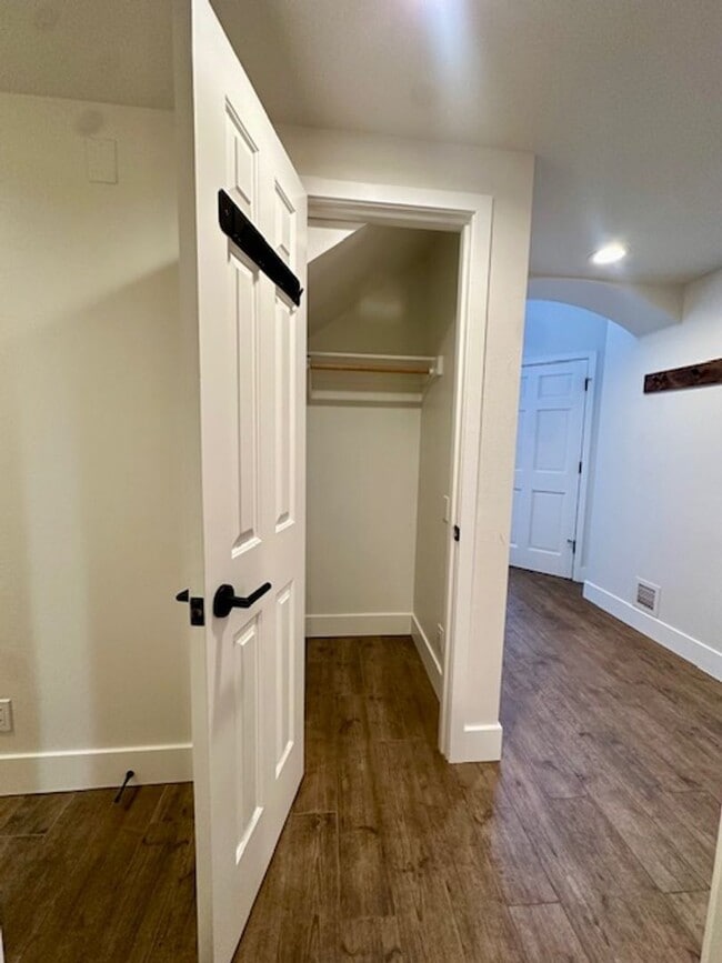 Building Photo - Riverfront Gated 2 Bedroom Luxury Condo!!