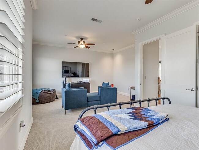 Building Photo - 414 NE 2nd St