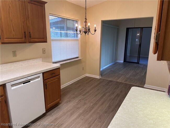 Building Photo - 2531 N Orangewood St