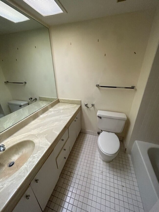 Building Photo - Nice One Bed + One Bath in Luxury Secure Doorman Bldg