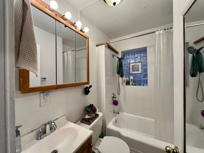 Building Photo - 1902 W Cortland St