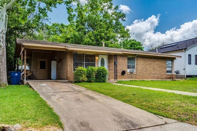 Building Photo - 1800 Forestglade Dr