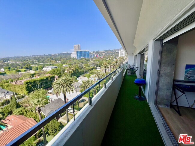 Building Photo - 838 N Doheny Dr