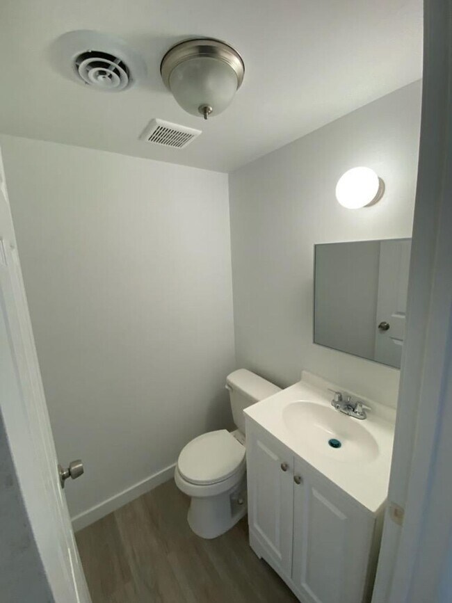 Building Photo - Cozy 2-Bedroom Apartment with Convenient Amenities