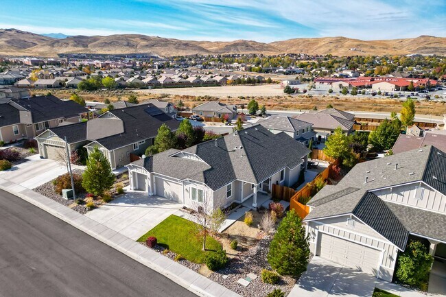 Building Photo - FULLY FURNISHED home available now.