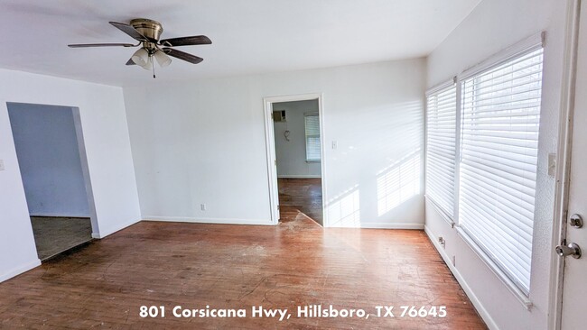 Building Photo - Cute House with Huge Yard and Private Parking