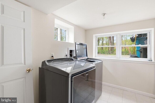 Building Photo - 7414 Jervis St