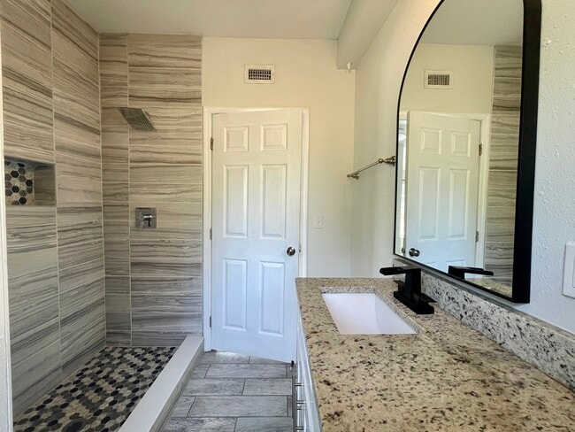 Building Photo - 1434 Overlea St