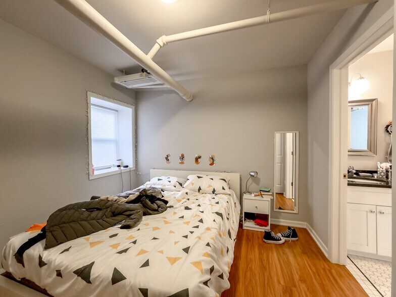 Building Photo - 4714 N Racine Ave