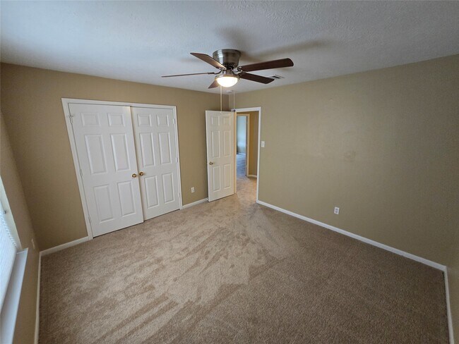 Building Photo - 1820 Branch Hill Dr