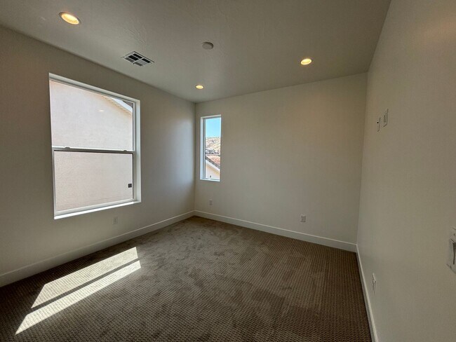 Building Photo - BRAND NEW 4 BEDROOM HOME OR RENT!